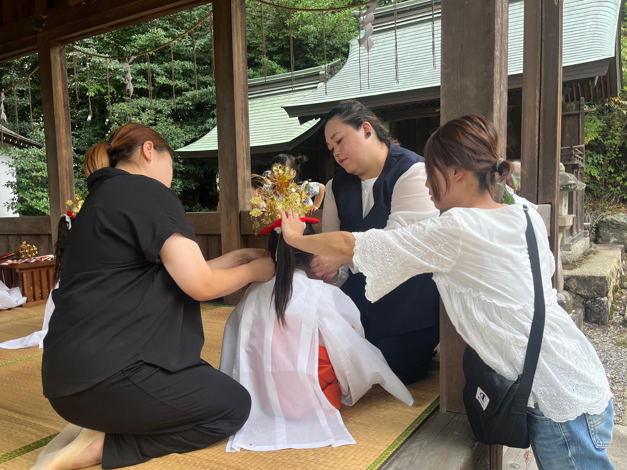 巫女舞(衣装を身に着ける)