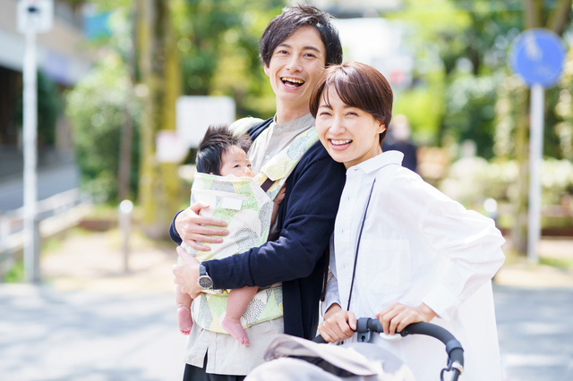 笑顔の夫婦と赤ちゃんの画像