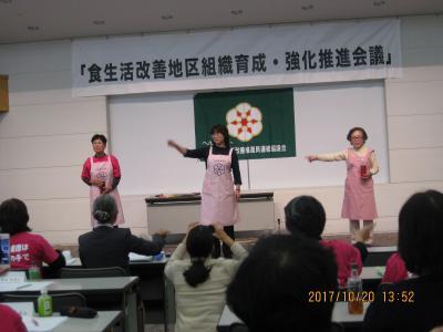 ピンクのエプロンを着た3人の女性の写真