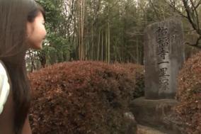 祐福寺一里塚を眺める女性の写真