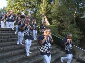 春日社の階段を部田の祭ばやしの行列が下りていく様子の写真