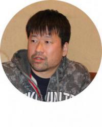 佐藤二朗さんが真顔で斜め右を見ている写真