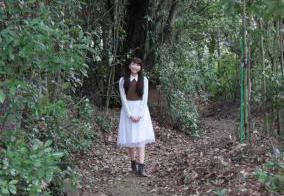 御嶽山の小道を女性が歩いている様子の写真