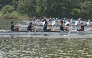 愛知池の漕艇場で、レガッタのレースを行っている様子の写真