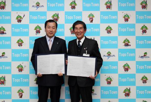 永井会長(左)と川瀬町長