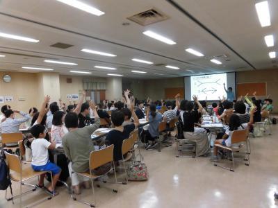 9月2日(日曜日)、町民会館で、親子参加型ワークショップ「発想力と決める力の育て方」が開催された際の多数の親子の画像
