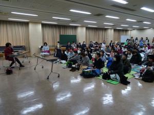 真剣な面持ちで講座を傾聴する参加者らの様子の写真