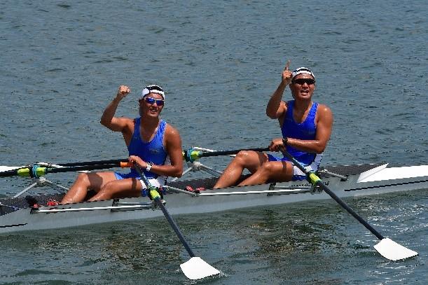 男子ダブルスカル優勝の鳥取県立米子東高等学校のクルー2名の写真