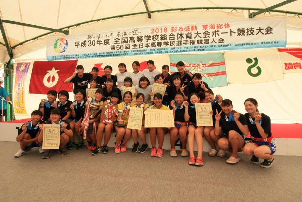 入賞選手らの集合写真