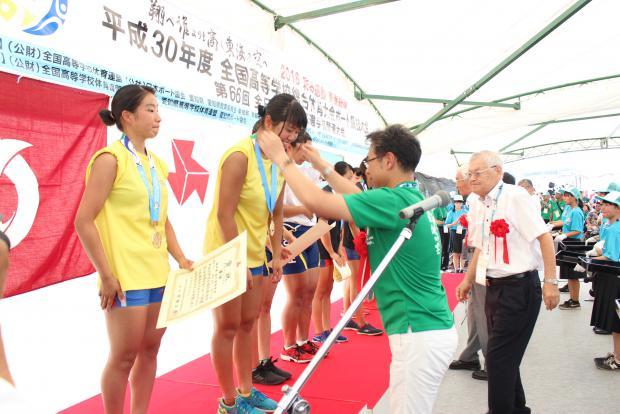 表彰台でメダルを授与される選手らの写真