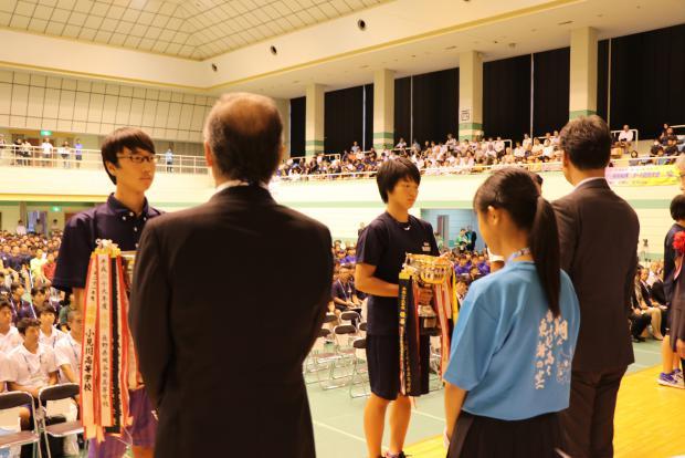 前年度優勝校の代表生徒らが優勝杯返還している様子の写真
