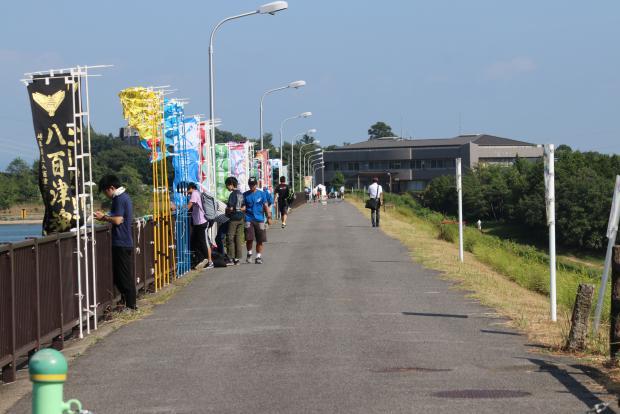 海上の川沿いに並ぶ参加校の応援旗の写真