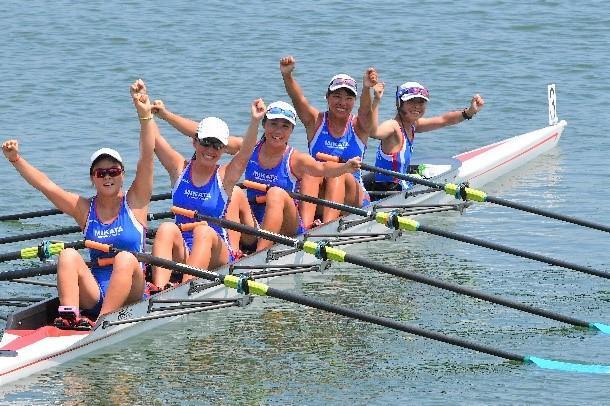 女子舵手つきクォドルプル優勝の福井県立美方高等学校のクルー5名の写真