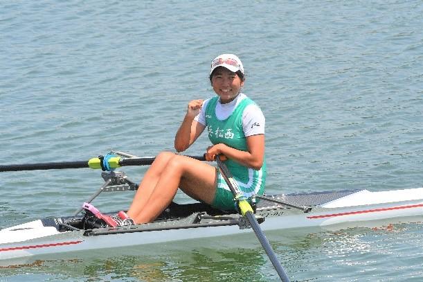 女子シングルスカル優勝の静岡県立浜松西高等学校のクルーの写真