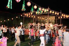 輪になって盆踊り