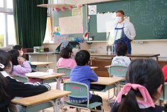児童に話をする堀江シェフ