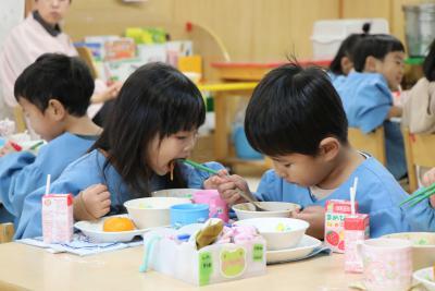 中部保育園の給食風景