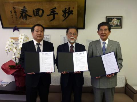 順天堂大学での協定締結の記念写真