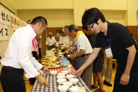 東郷町の様々な特産品のお菓子が並べられたテーブルの写真