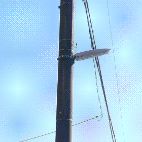 電柱についている防犯灯の写真