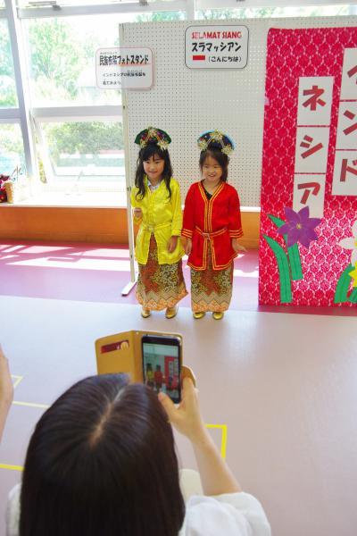 民族衣装でハイチーズ。