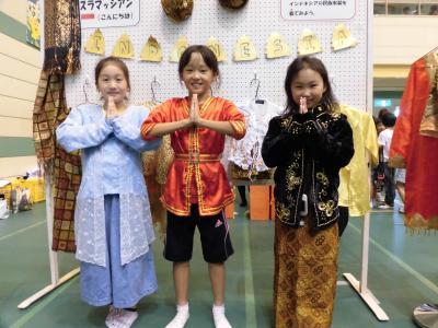 民族衣装でハイチーズ。