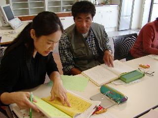 【写真】点訳の校正作業1