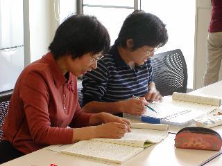 【写真】点訳の校正作業2