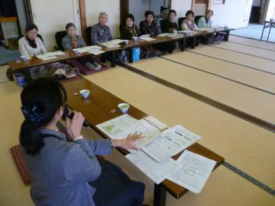 職員の話を熱心に聞く皆さん