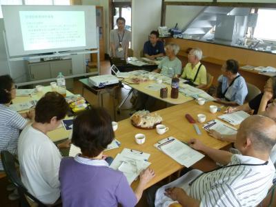 職員の話を聞く皆さん