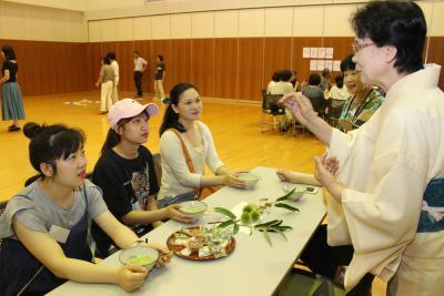 お茶の話を聞く