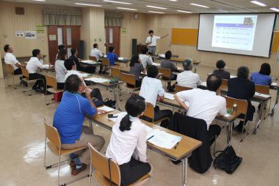 講師の話を聞く参加者