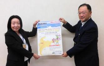 東郷町を訪れた王滝村職員(左)
