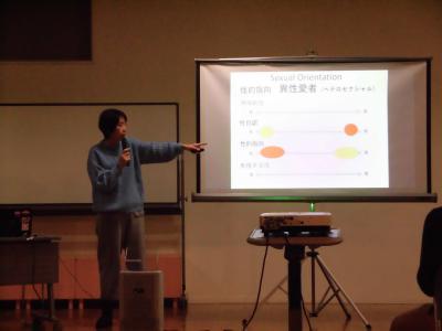 LGBTについて講義する特定非営利活動法人ASTAの松岡氏