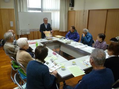 講師の説明を聞く皆さん
