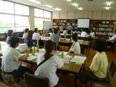 説明を聞く参加者たち