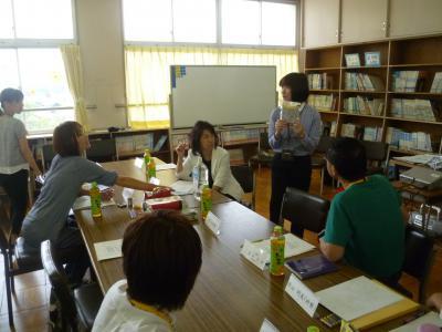 非常食を紹介する職員