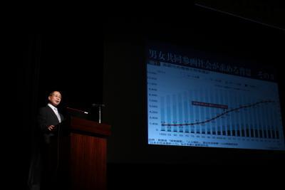 講演をする人権擁護委員の小山富夫さん