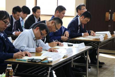 イクボス宣言書に署名する参加者