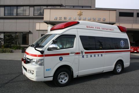 消防署前に停車している救急車1台を横から写した写真
