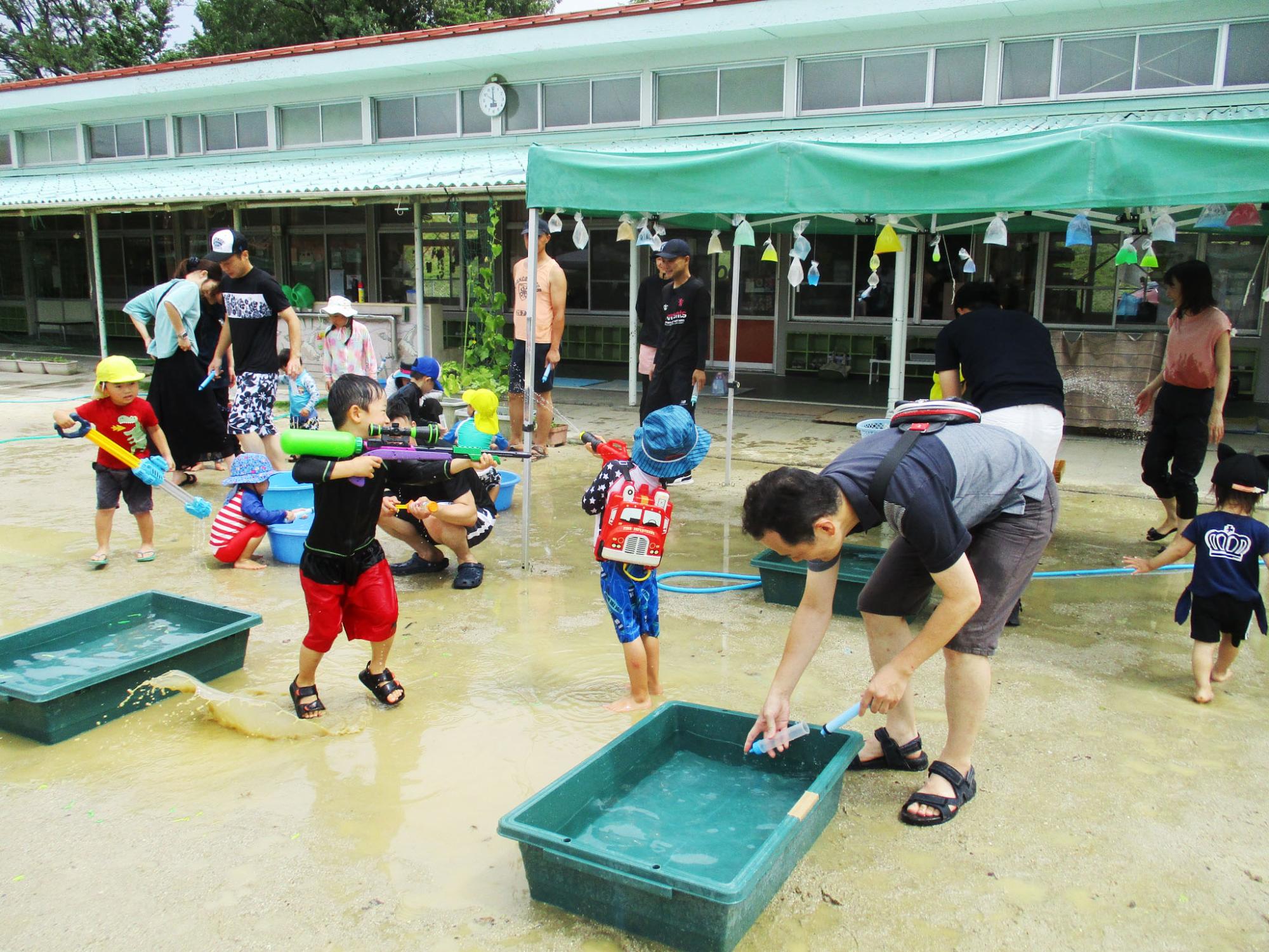 広報とうごう2023年9月号NEWSなPHOTO_親子ふれあい会「どろんこ！やるDAY」