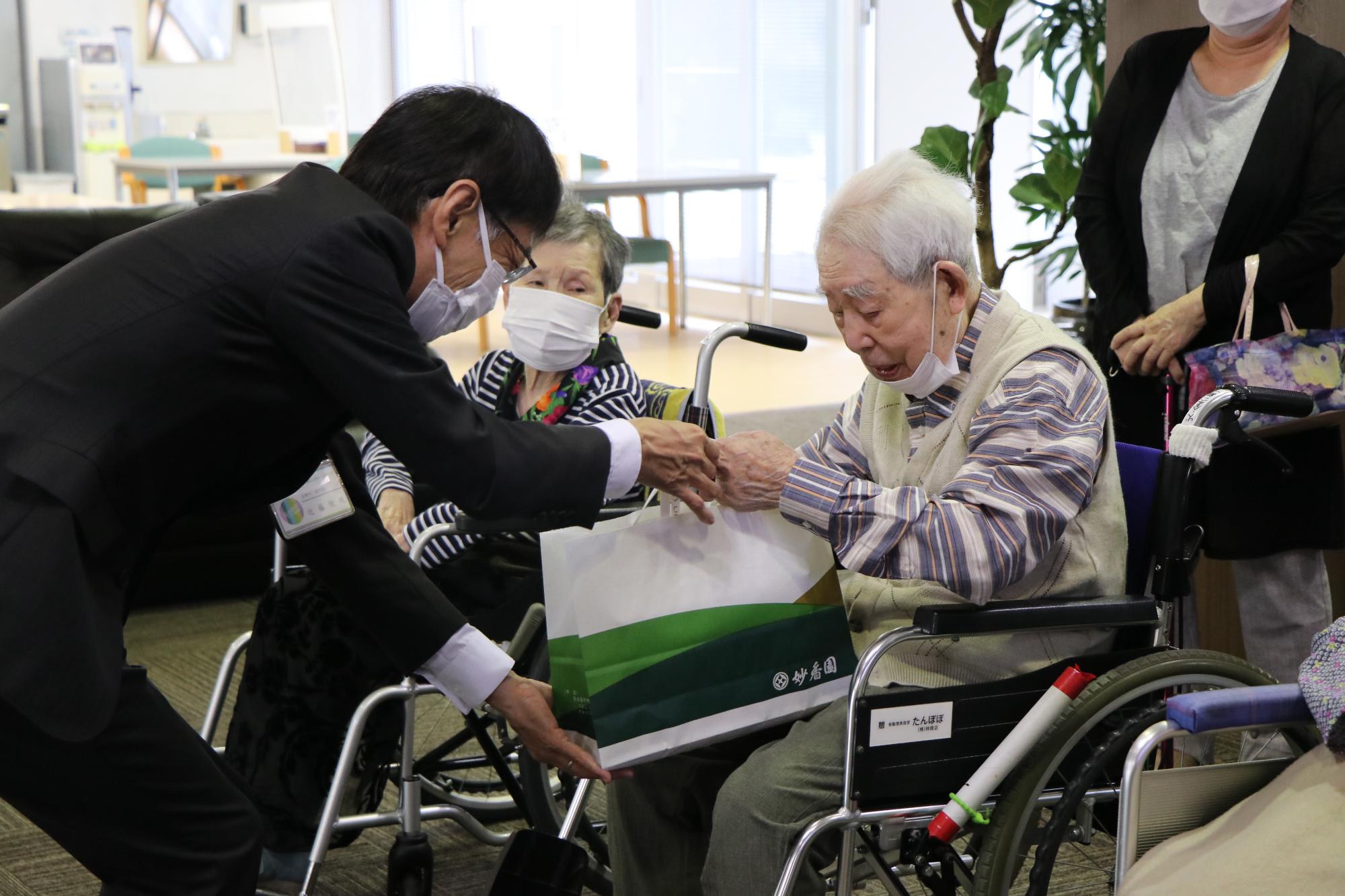 2023年11月号NEWSなPHOTO「令和5年度 高齢者敬老訪問」