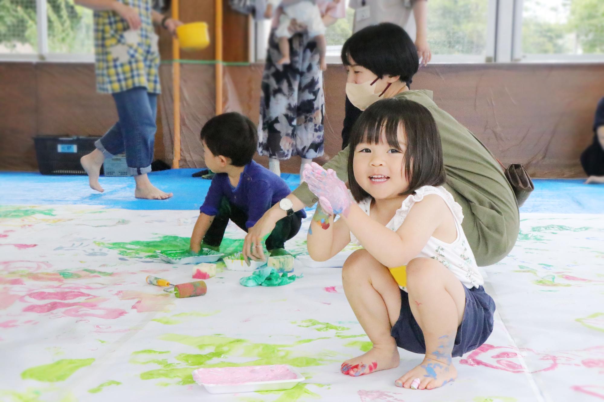 NEWSなPHOTO「えのぐであそぼう！」絵の具で遊んでいる写真