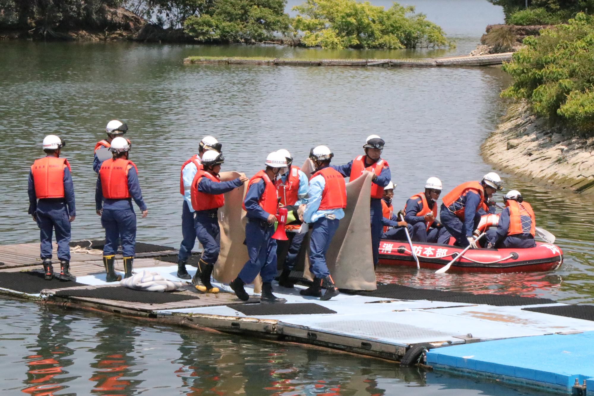 NEWSなPHOTO「令和5年度尾三消防本部水難救助訓練」水難者を運ぶ写真