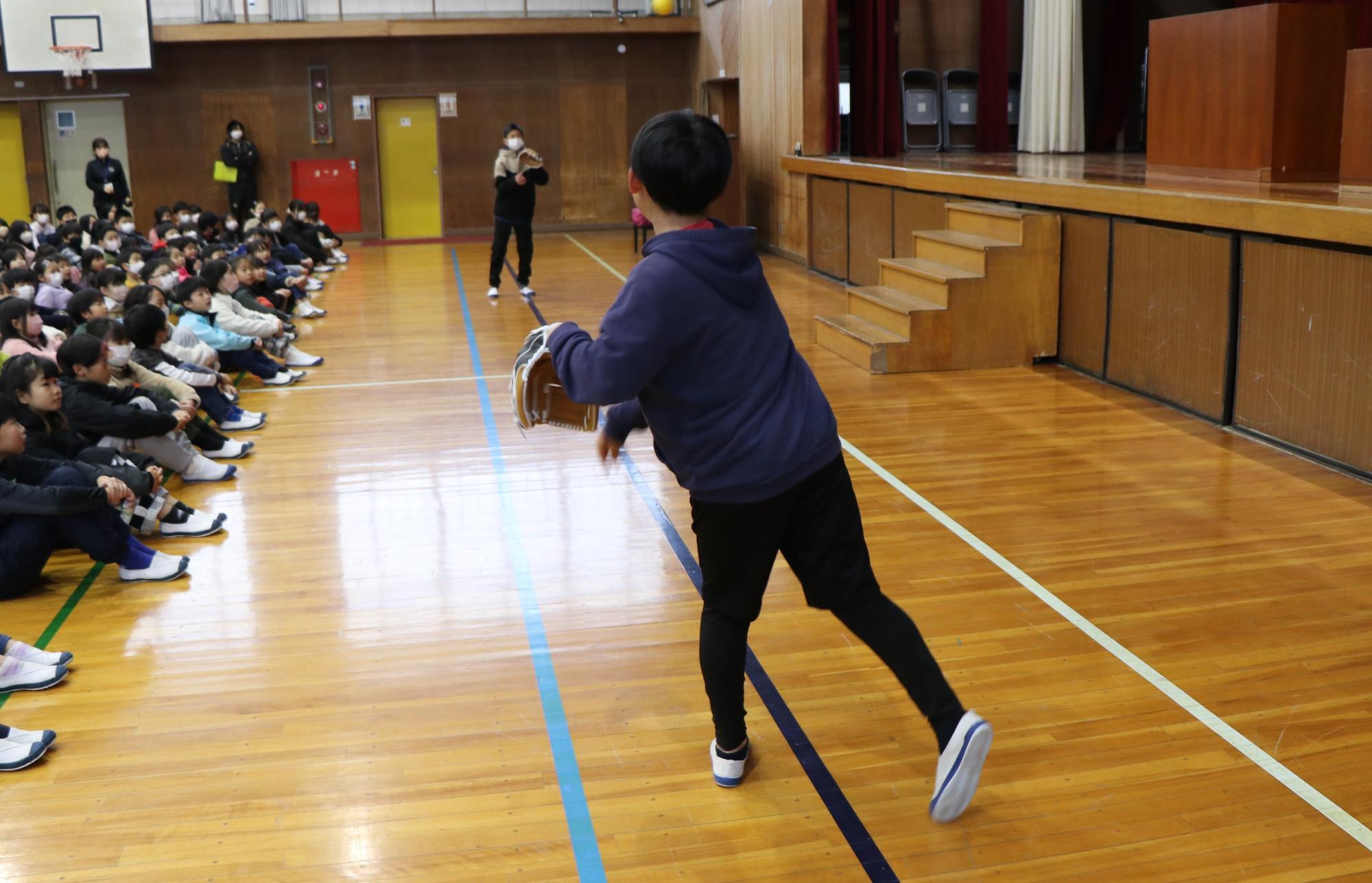 町立小学校6校に大谷グローブが到着2