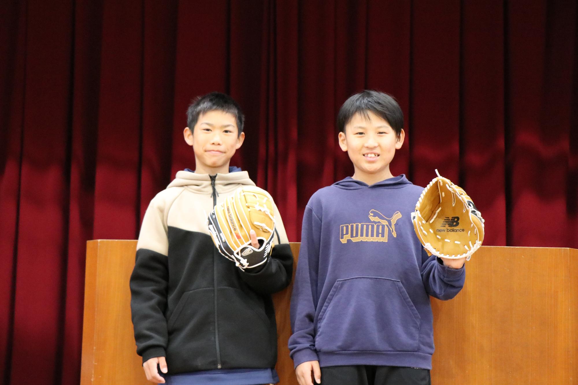 町立小学校6校に大谷グローブが到着3