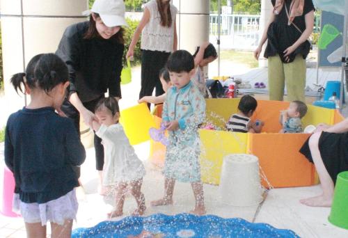 中部児童館幼児親子向け水遊び1