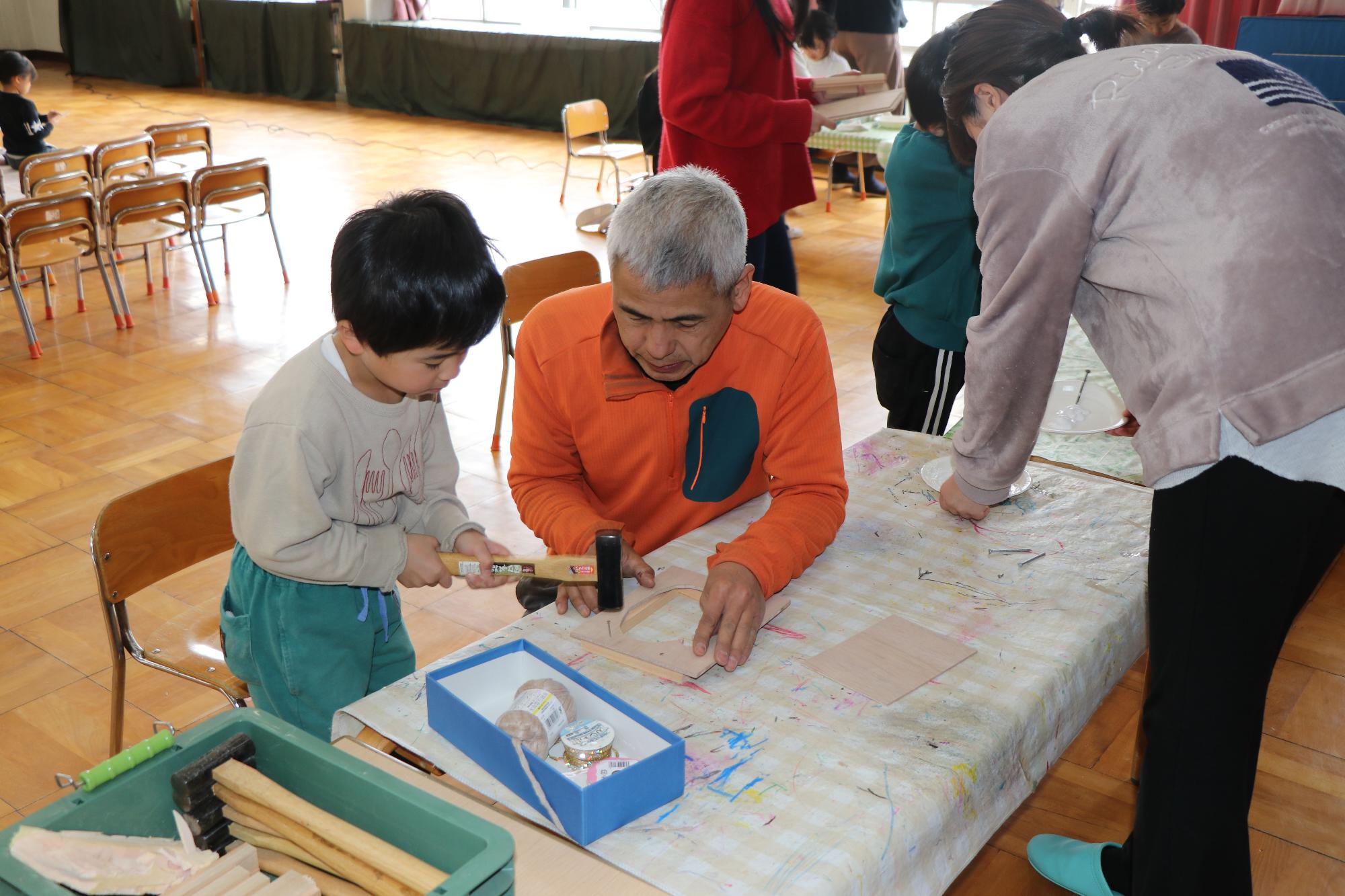 中部保育園 大工さんとの卒園製作3