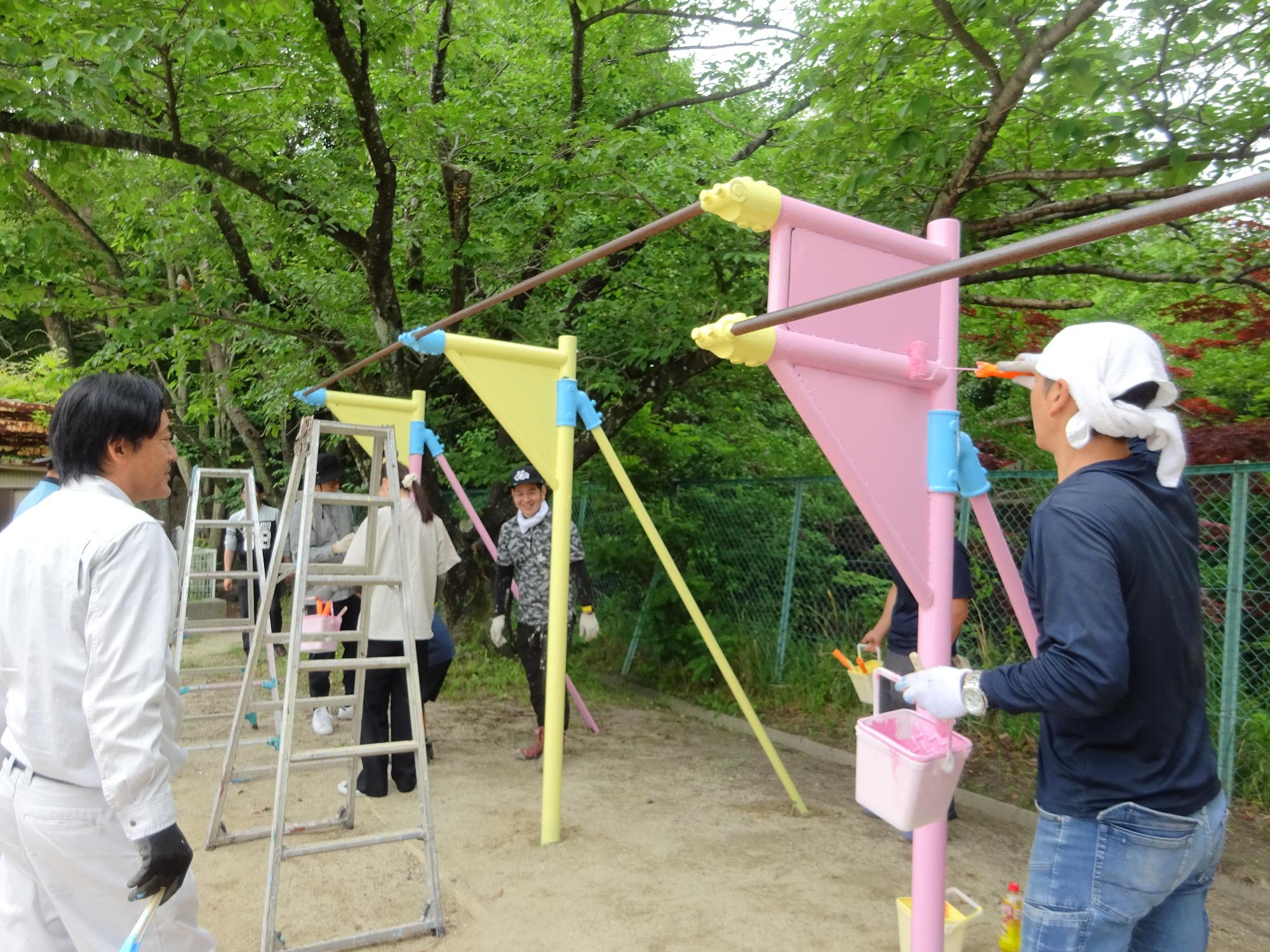 NEWSなPHOTO「青年部による遊具の塗装ボランティア」