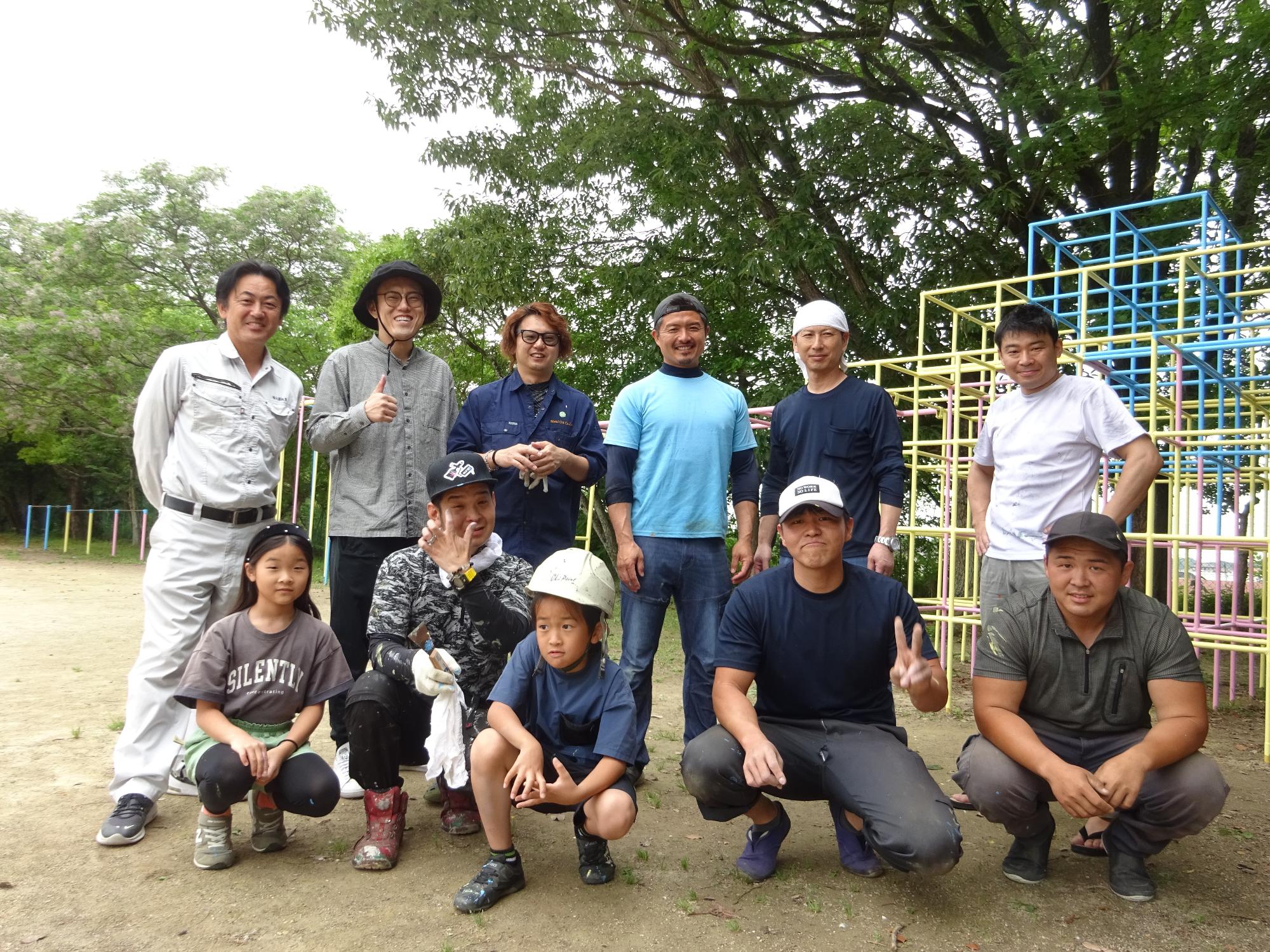 青年部による遊具の塗装ボランティア2